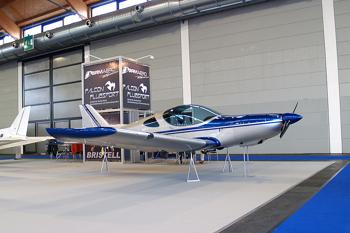 Airplane with retractable gear developed